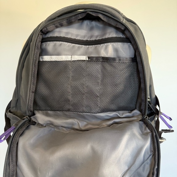 The North face Pivoter 22L Backpack in dark gray with purple - Picture 3 of 9